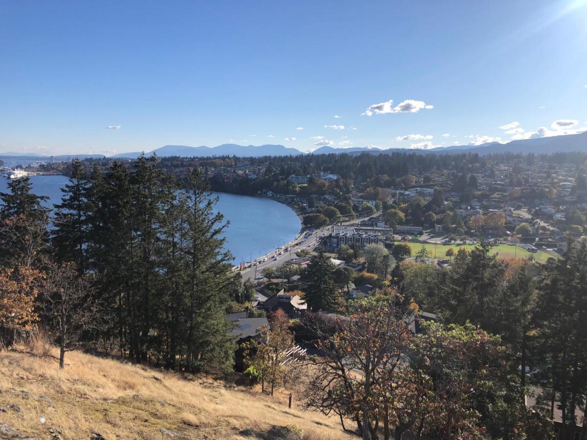 Bright Private Suite Near Departure Bay Beach Nanaimo Bagian luar foto
