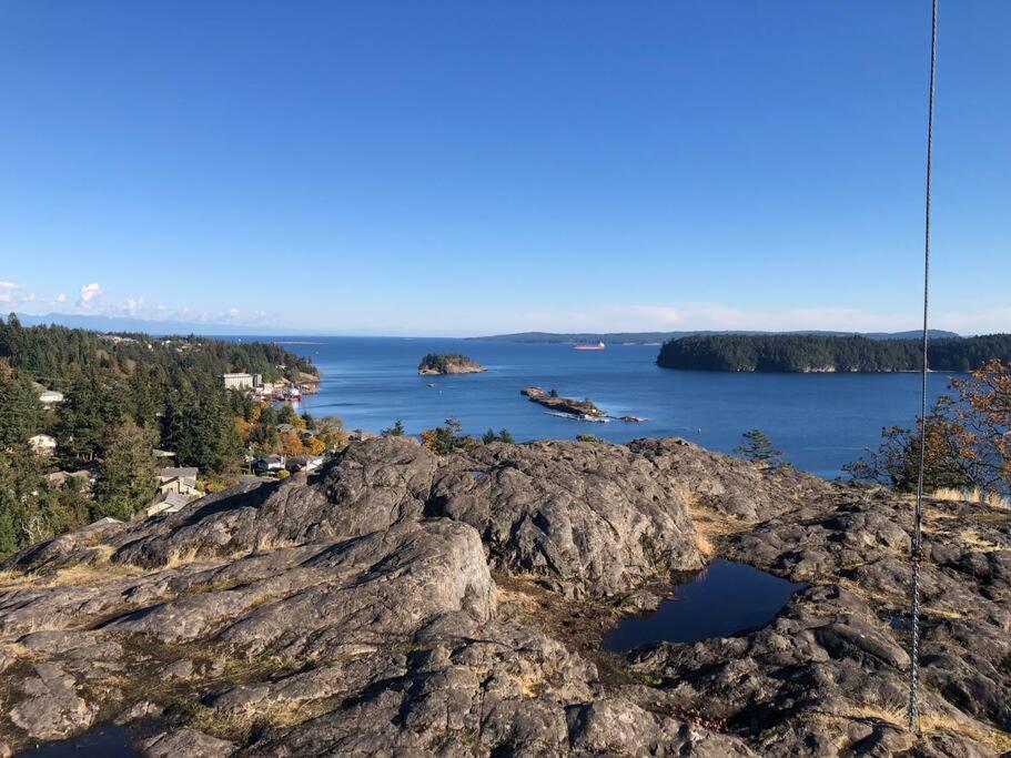 Bright Private Suite Near Departure Bay Beach Nanaimo Bagian luar foto