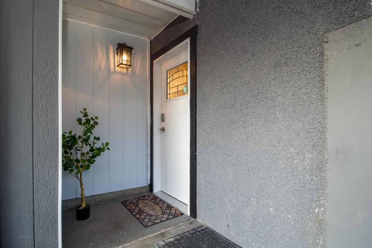 Bright Private Suite Near Departure Bay Beach Nanaimo Bagian luar foto