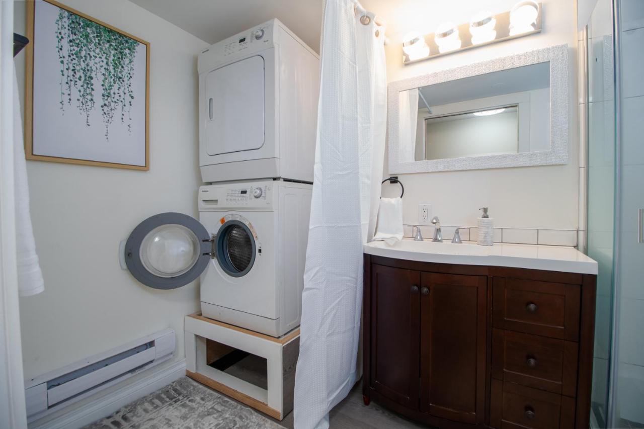 Bright Private Suite Near Departure Bay Beach Nanaimo Bagian luar foto