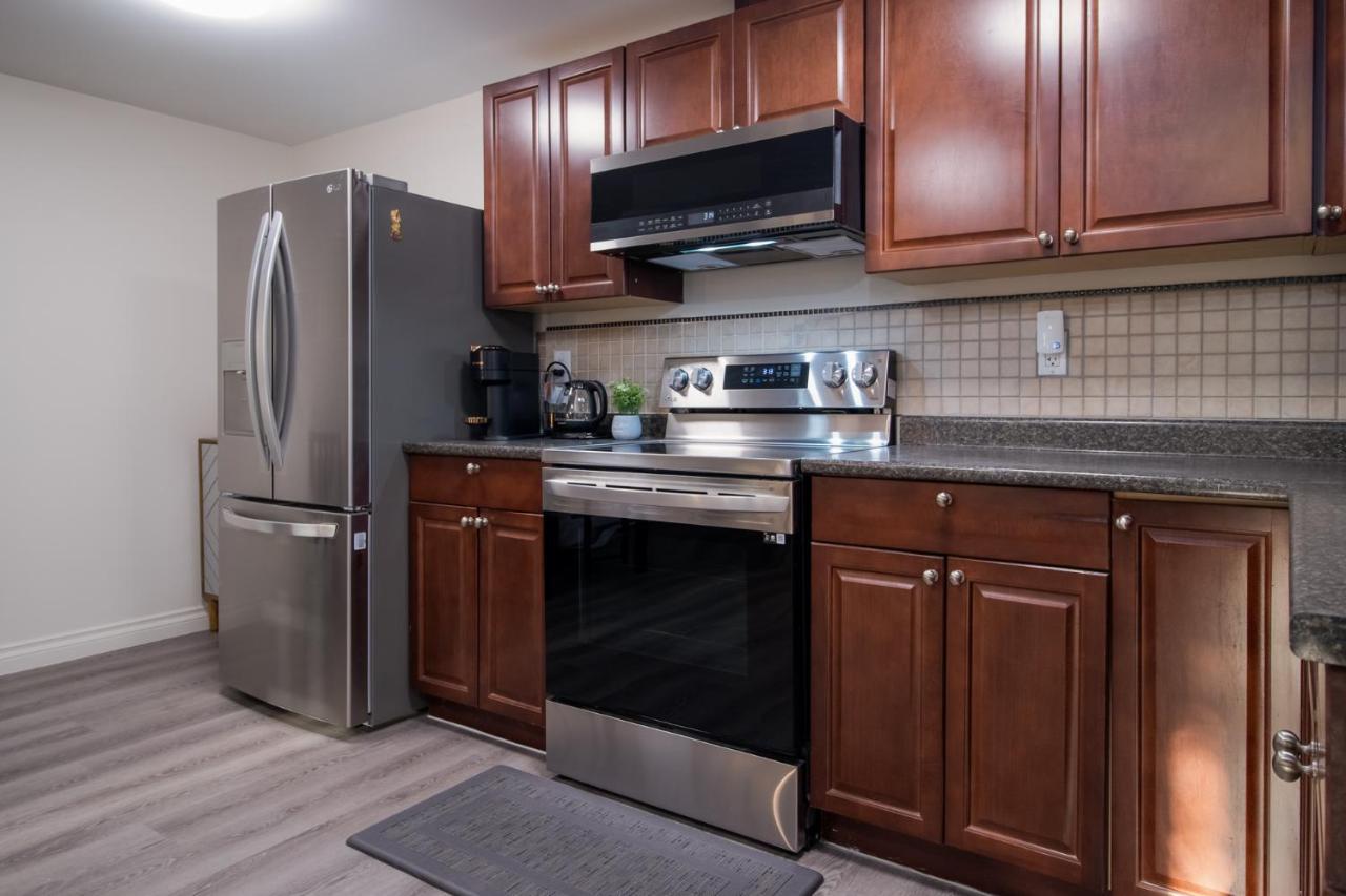 Bright Private Suite Near Departure Bay Beach Nanaimo Bagian luar foto